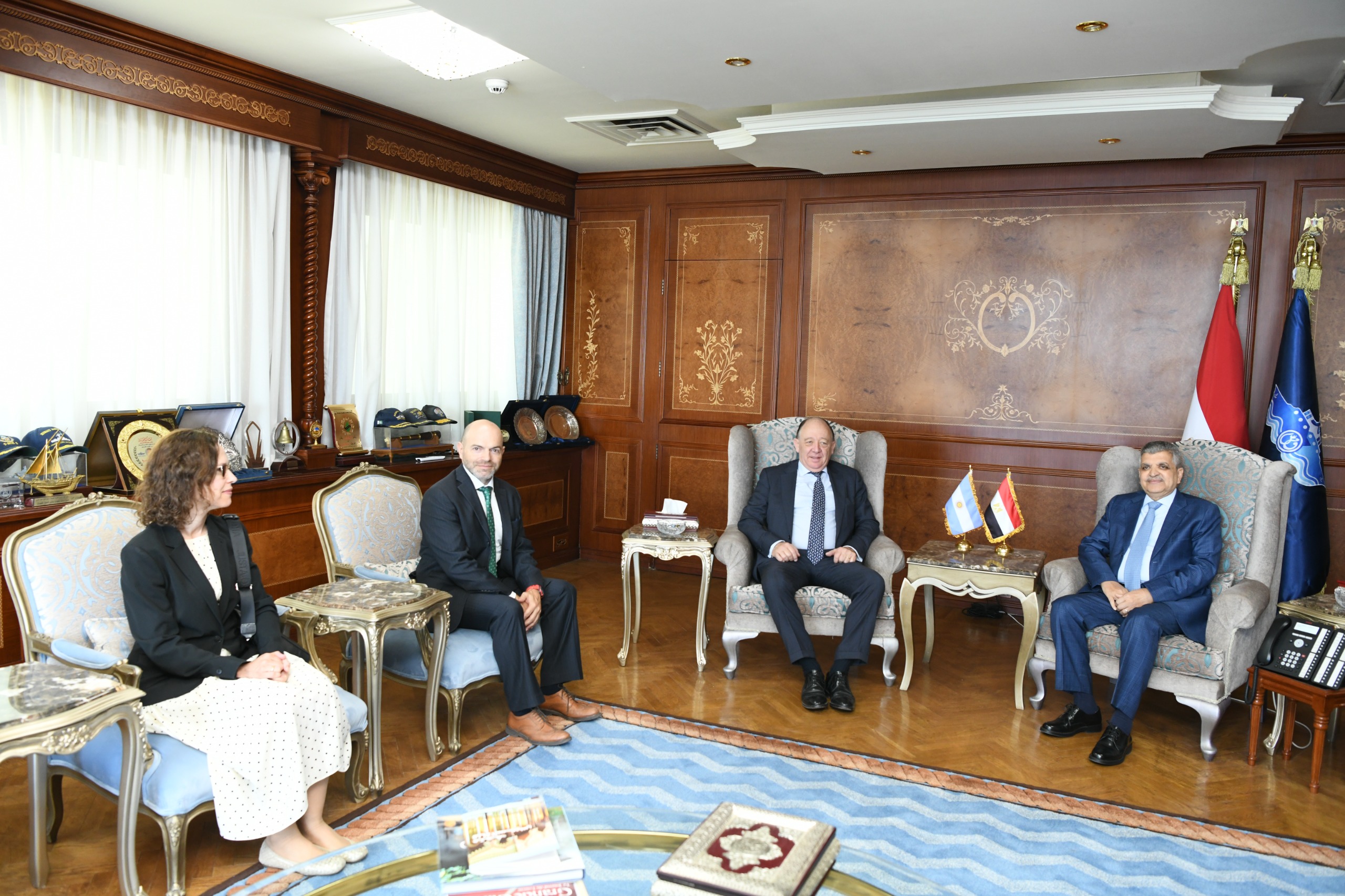 الفريق ربيع يلتقي السفير الأرجنتيني لبحث سبل التعاون المشترك في مجالات التكريك والنظم الملاحية المتطورة