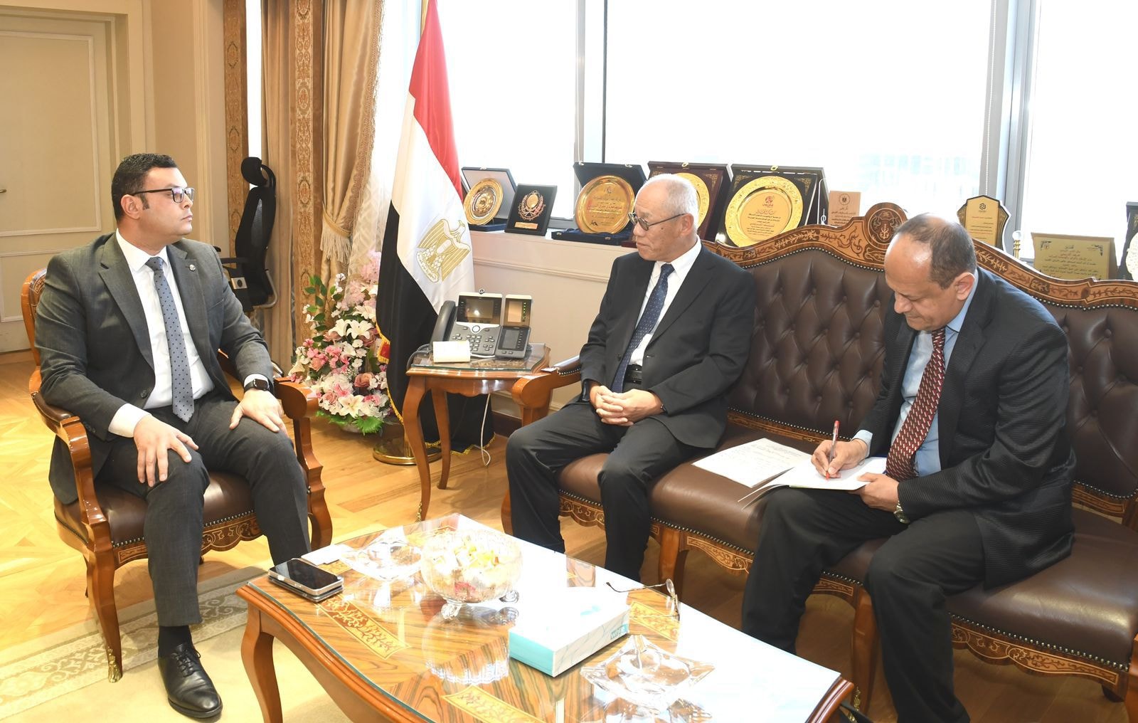 وزير الإسكان يستقبل السفير الياباني لبحث سبل تعزيز التعاون المشترك بين البلدين