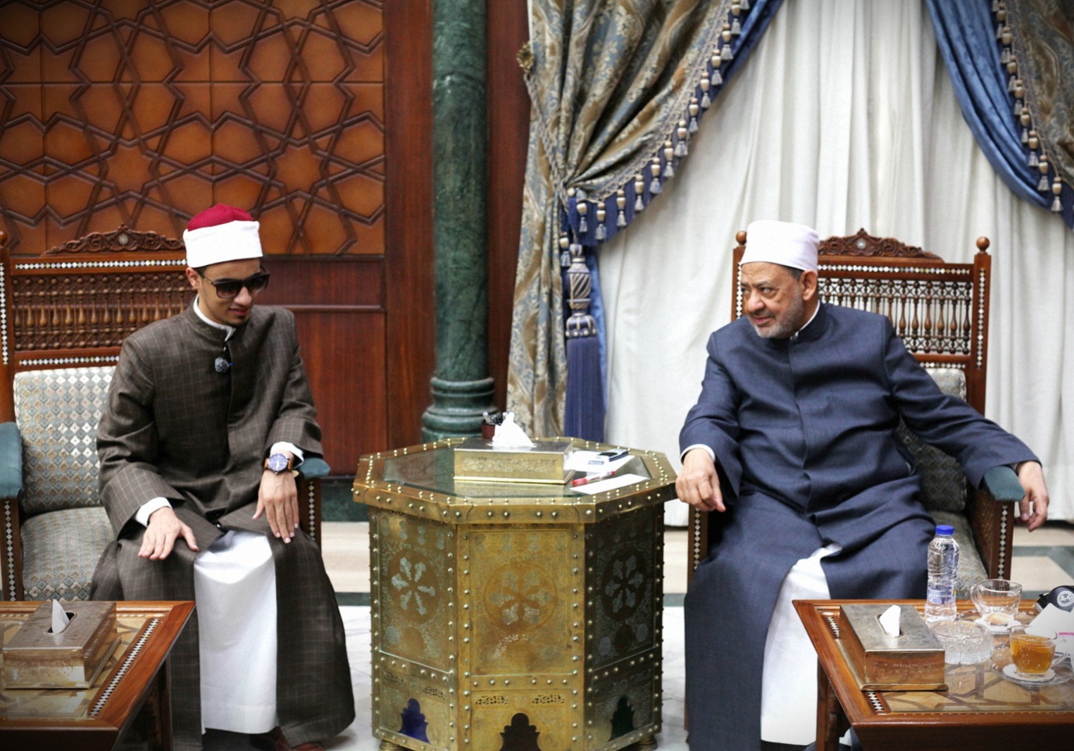 شيخ الأزهر يستقبل والدة الطالب الأزهري محمد أحمد حسن رفقة أولادها
