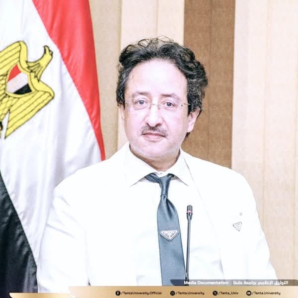 رئيس جامعة طنطا يهنىء الدكتور محمود سليم لحصوله على لقب الطبيب المثالي على مستوى الجمهورية