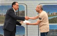رئيس الوزراء يسلم عددا من عقود وحدات المبادرة الرئاسية 