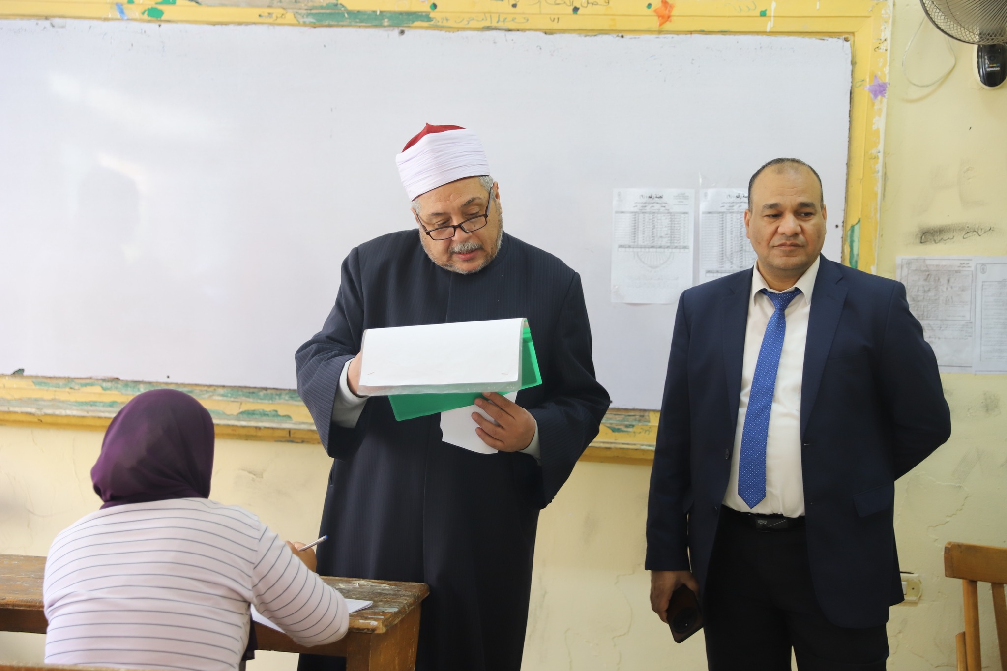 رئيس قطاع المعاهد الأزهرية يتفقد امتحانات النقل بمعهد فتيات مجمع مدينة نصر النموذجي