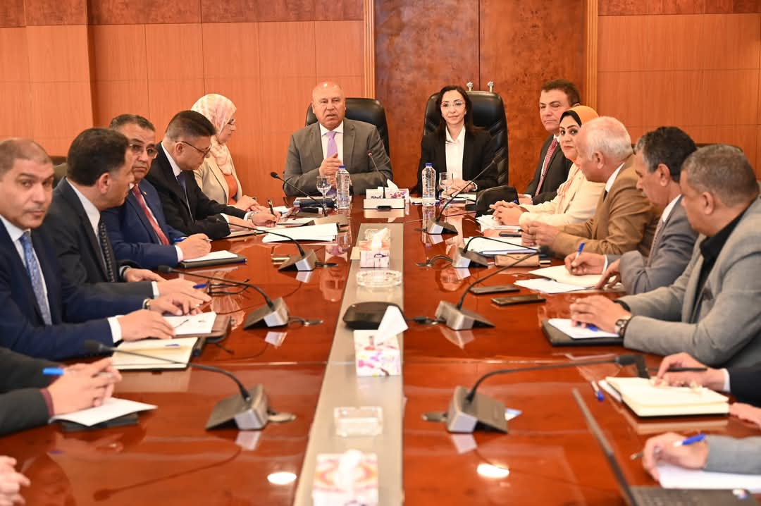 وزير الصناعة يبحث مع محافظ ومستثمري البحيرة تحديات المناطق الصناعية بالمحافظة وسبل حلها