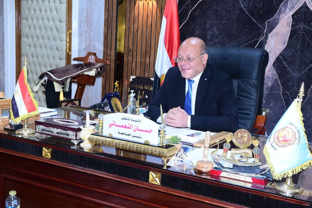 رئيس جامعة سوهاج يتصل بأوائل الكليات ويزف خبر تكليف ٤٣ معيدا