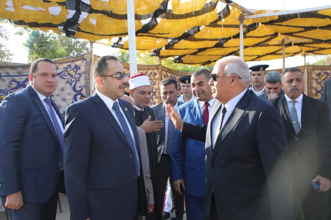 محافظ الوادي الجديد يقدم التهنئة لمجندين الشرطة بمقر فرق الأمن