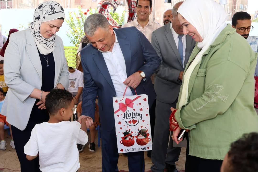 محافظ الإسماعيلية يحتفل بعيد الأضحى المبارك مع أبناء دار الرحمة