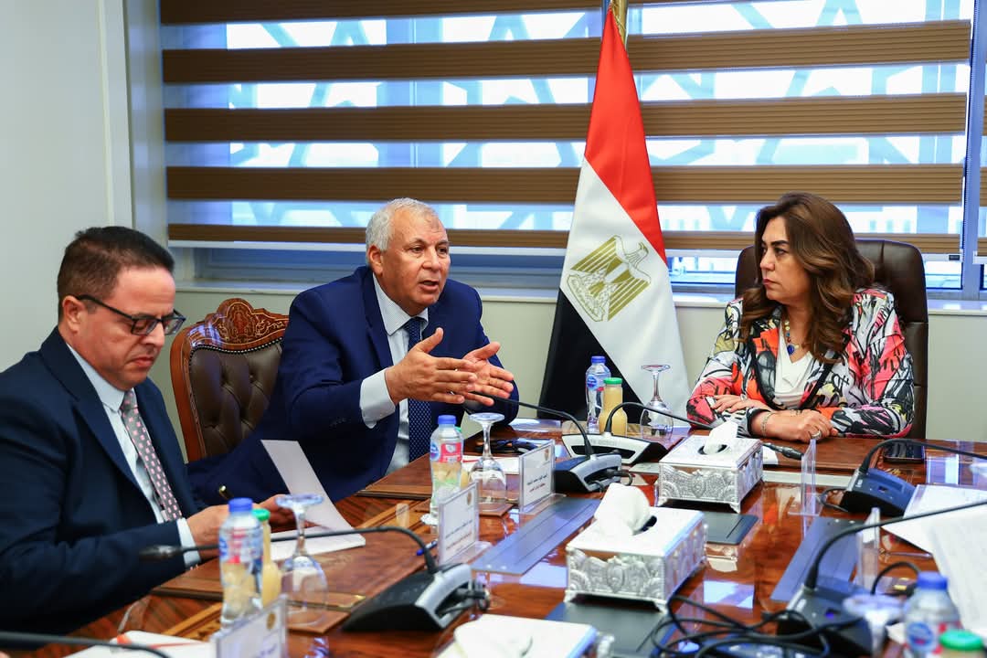 عوض تتابع مع محافظ الوادي الجديد الخطوات التنفيذية لإنشاء مركز إنتاج الحرير الطبيعي