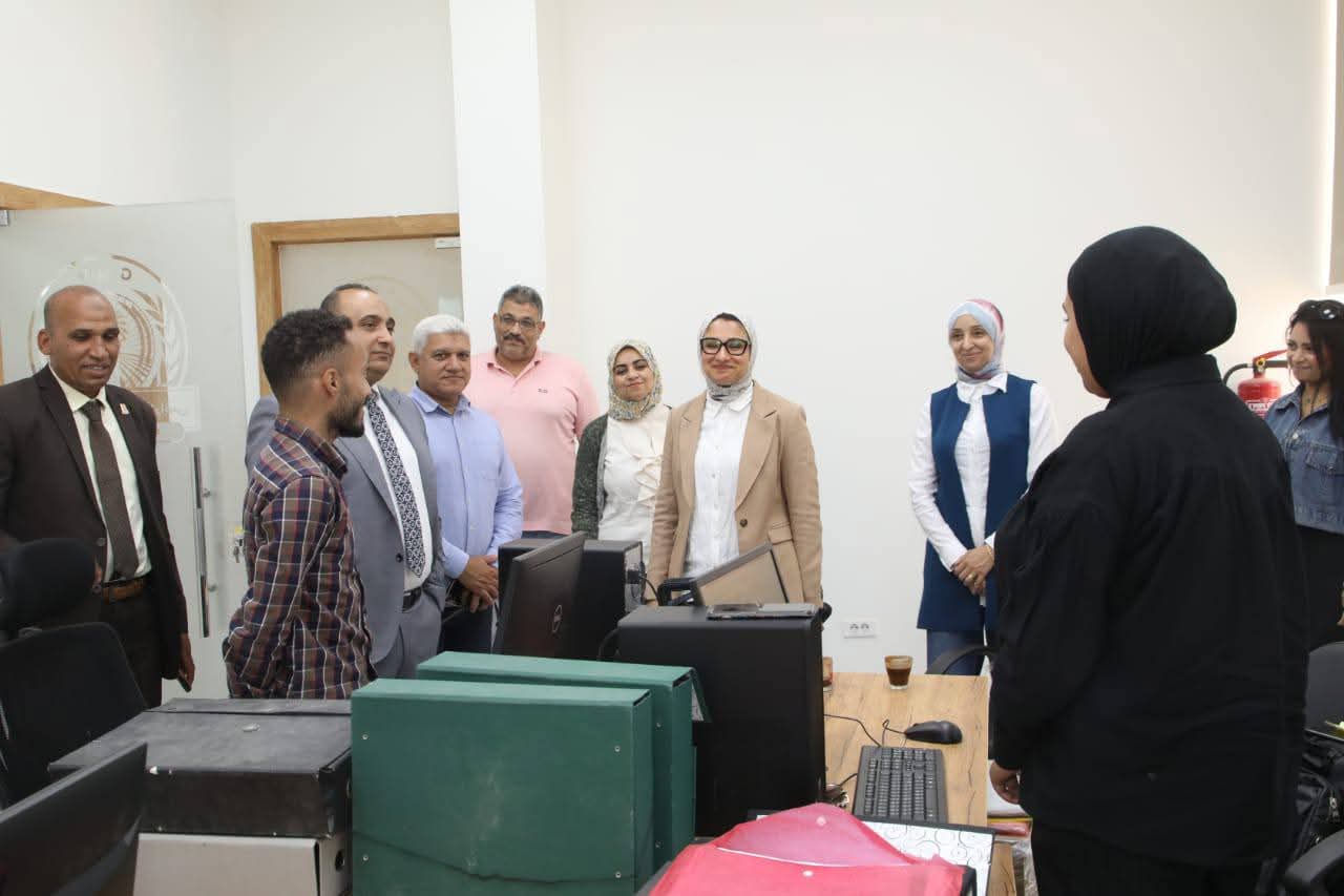 نائب محافظ الوادي الجديد تتابع سير العمل بمشروع ميّكنة صندوق استصلاح الأراضي