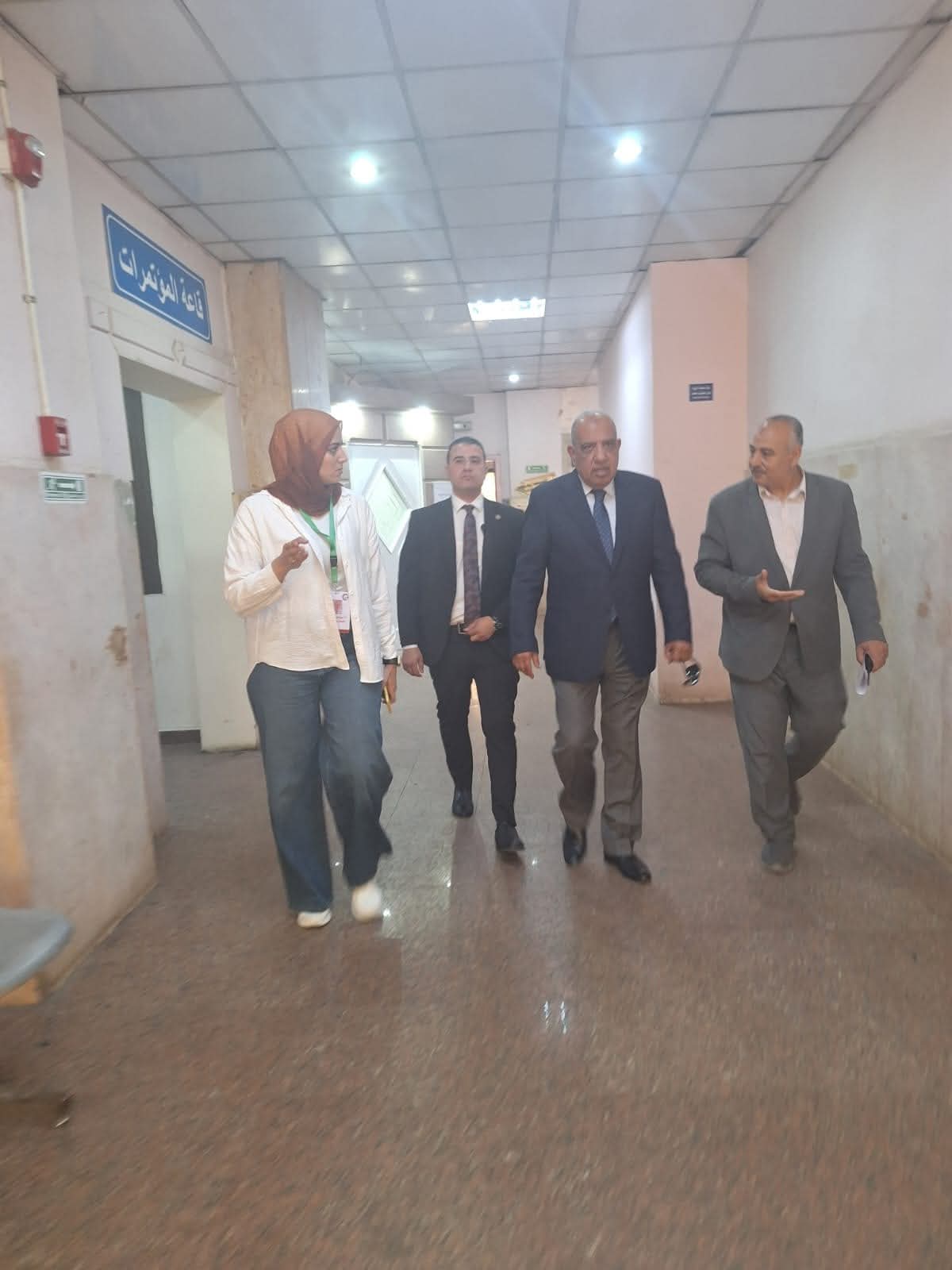عصمت يتفقد مستشفى الكهرباء بمنطقة ألماظة ويجري حوارات مع العاملين والمرضى