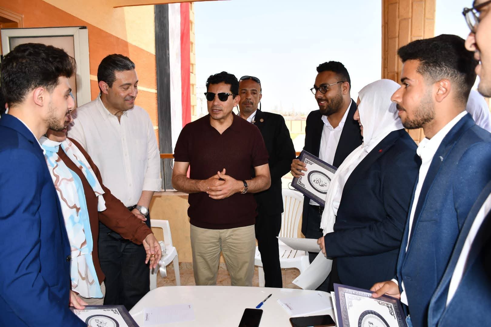 وزير الشباب والرياضة ومحافظ دمياط يتفقدان الأنشطة والفعاليات المتنوعة بمركز شباب كفر سعد