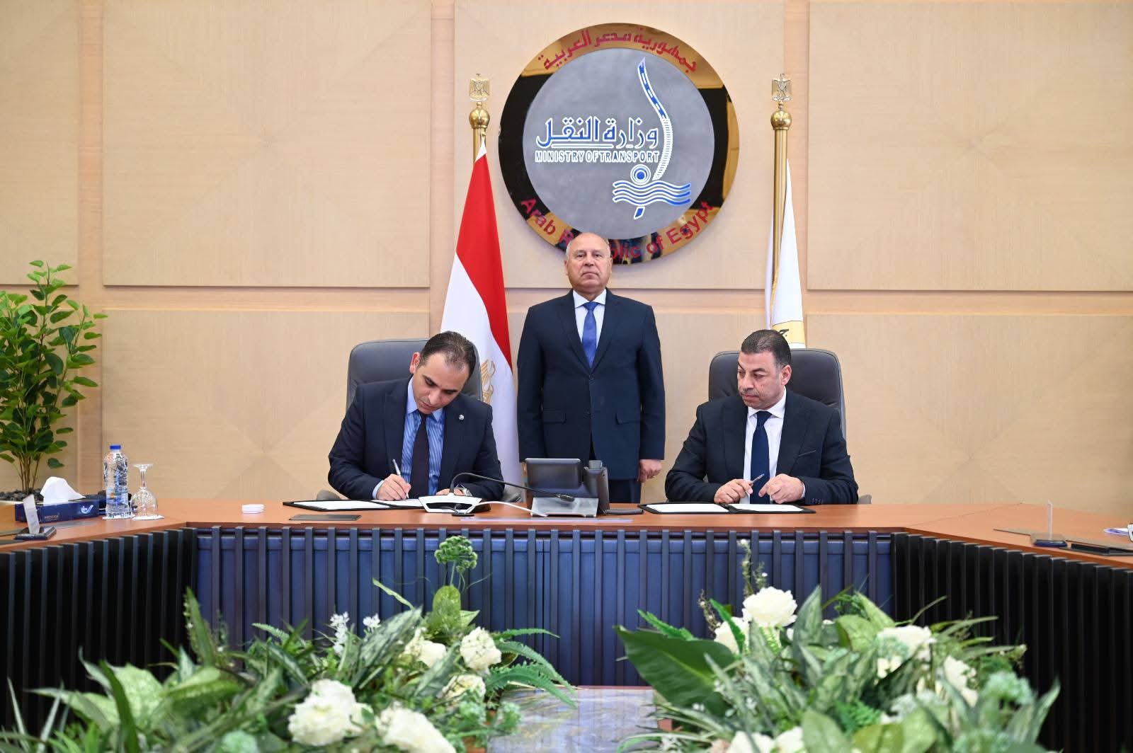 النقل يشهد توقيع عقد ترخيص شركة 