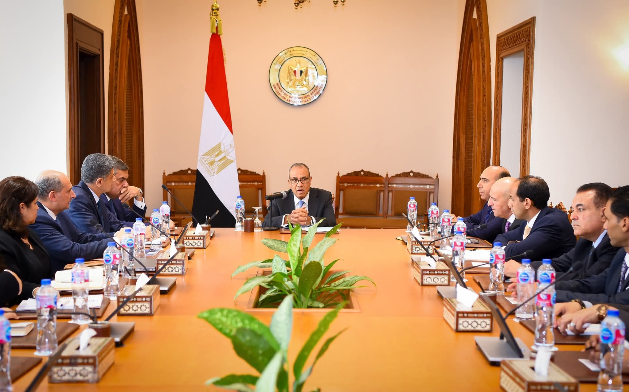 وزير الخارجية يعقد اجتماعًا مع قيادات وأعضاء مركز القاهرة الدولي لتسوية النزاعات وحفظ وبناء السلام