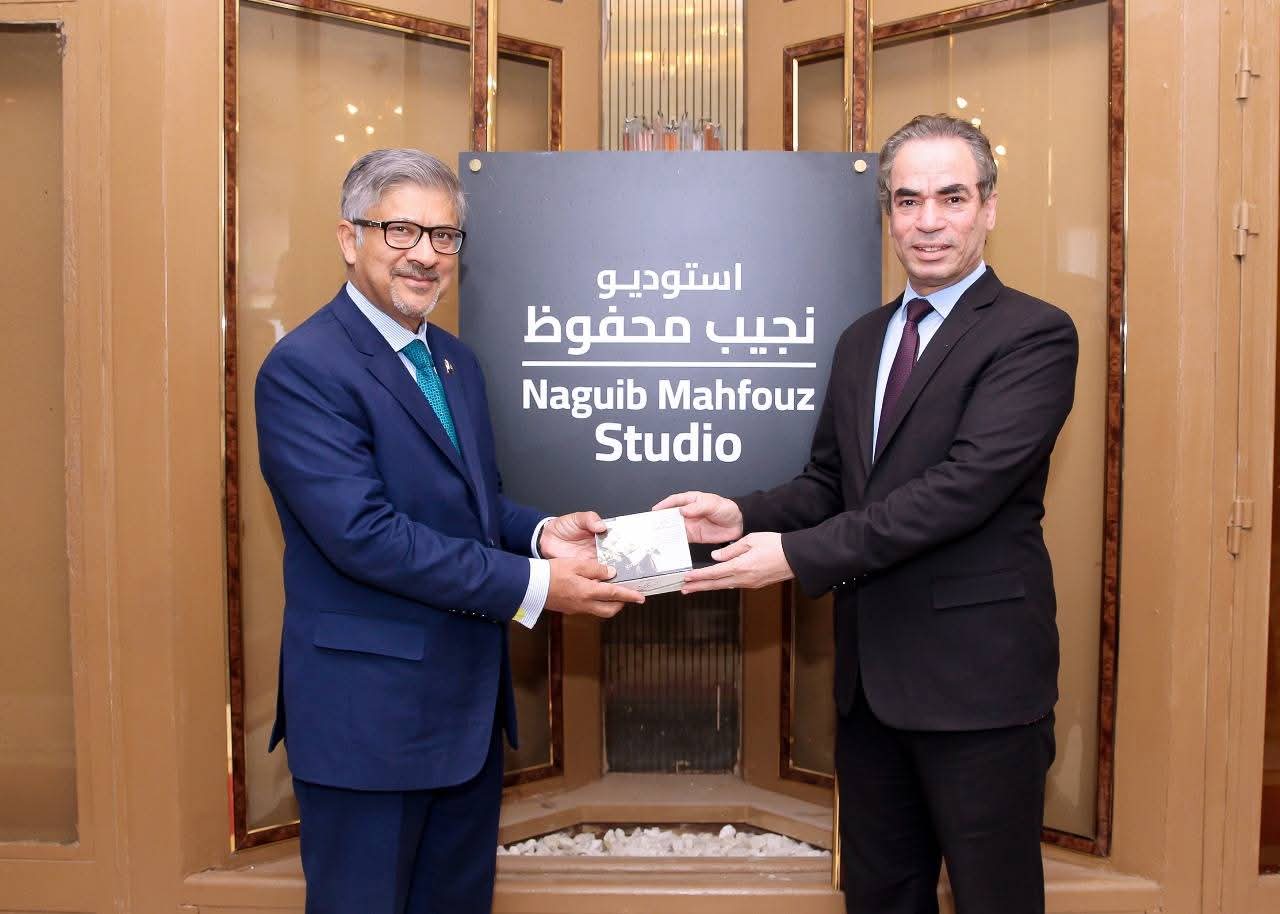 المسلماني يهدي سفير باكستان مجموعة أم كلثوم في أثناء زيارته استديو نجيب محفوظ بماسبيرو