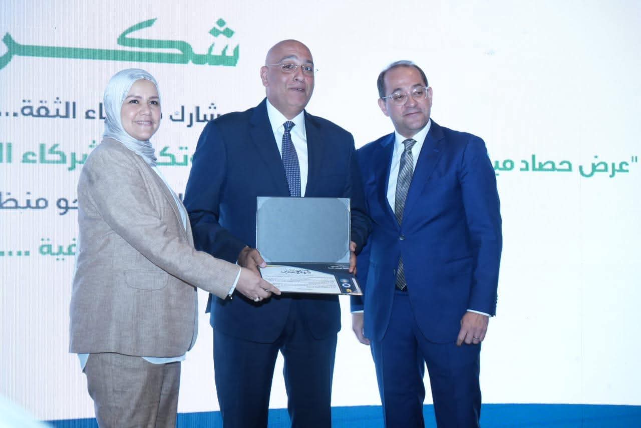 وزير المالية يكرم عددا من الممولين المتميزين والداعمين للمسار الضريبي
