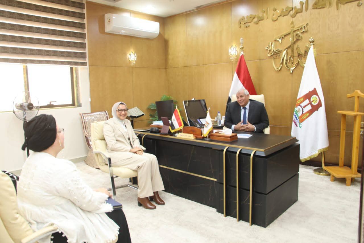 محافظ الوادي الجديد يبحث تنفيذ مبادرة 