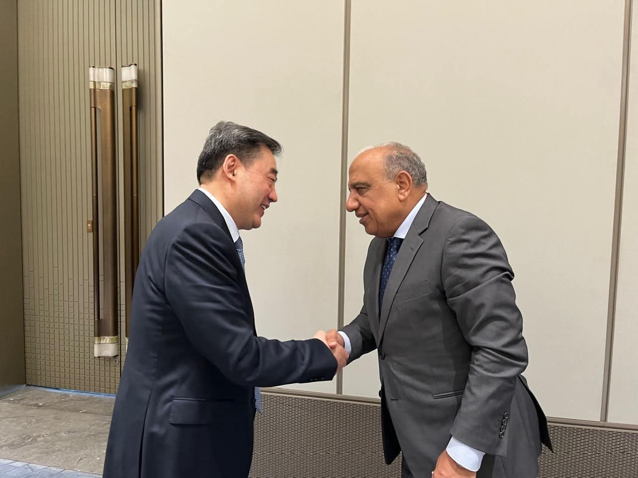 وزير الكهرباء يبحث مع رئيس هيئة الطاقة الصينية سبل تعزيز التعاون المشترك وزيادة الاستثمارات
