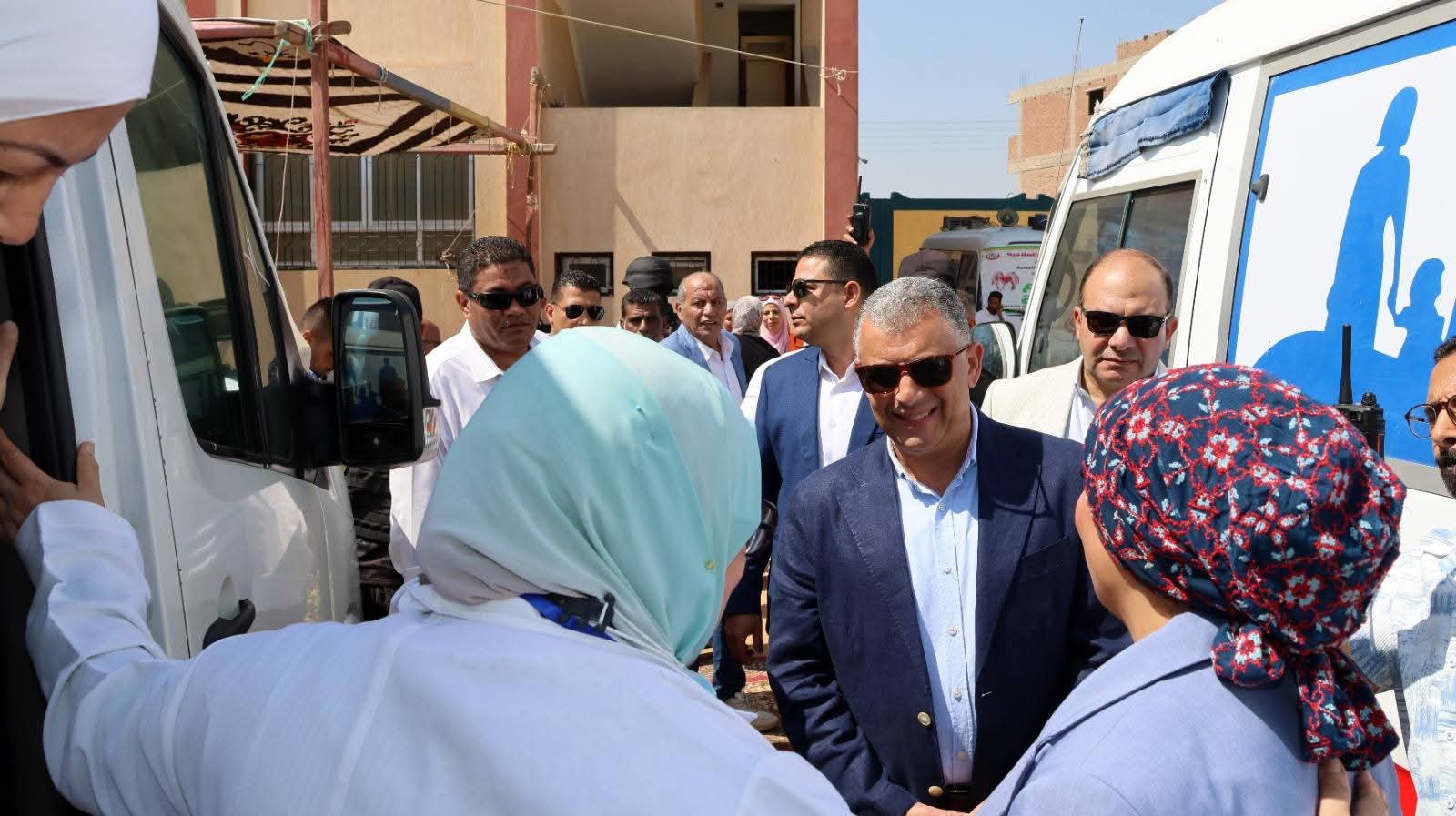 محافظ الإسماعيلية يتفقد القافلة الطبية بمدرسة الشهيد محمد توفيق في ثاني أيامها
