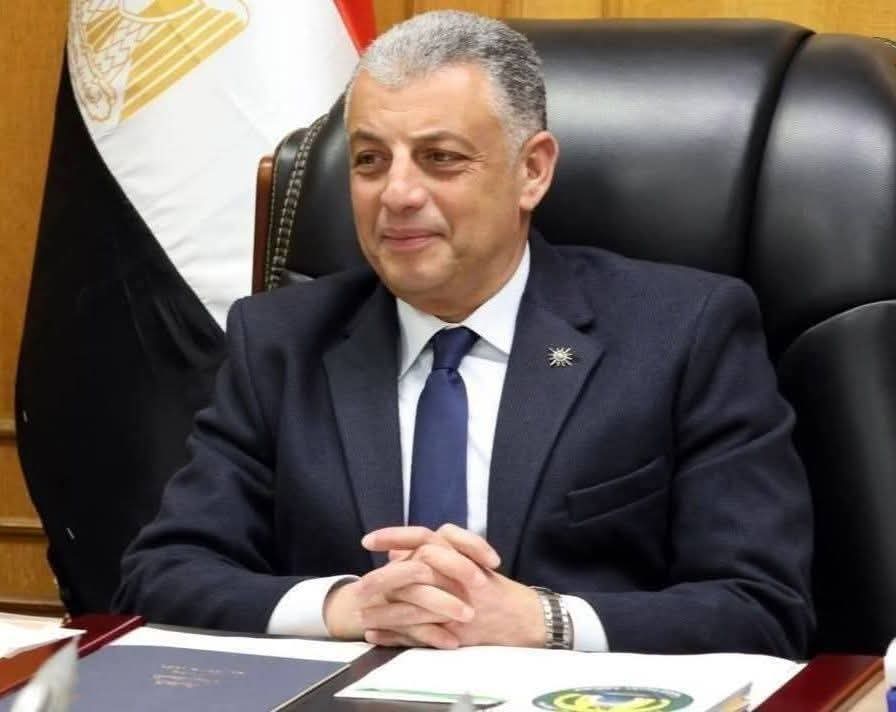 محافظ الإسماعيلية يهنئ أوائل الشهادة الابتدائية الأزهرية