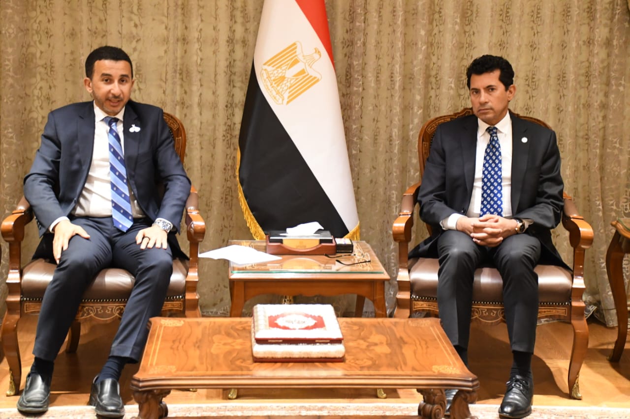 وزير الرياضة يناقش مع اتحاد البادل ترتيبات استضافة البطولة الدولية للبادل بمصر