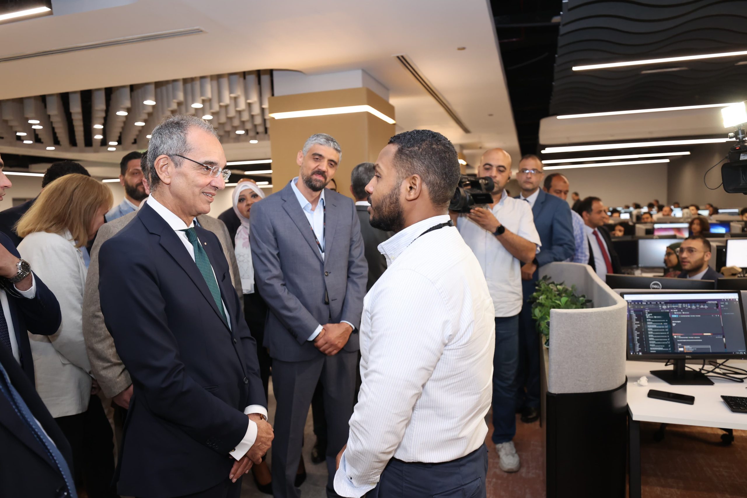 وزير الاتصالات يتفقد مقر شركة VXI الأمريكية الرائدة عالميا فى مجال خدمات التعهيد فى القاهرة