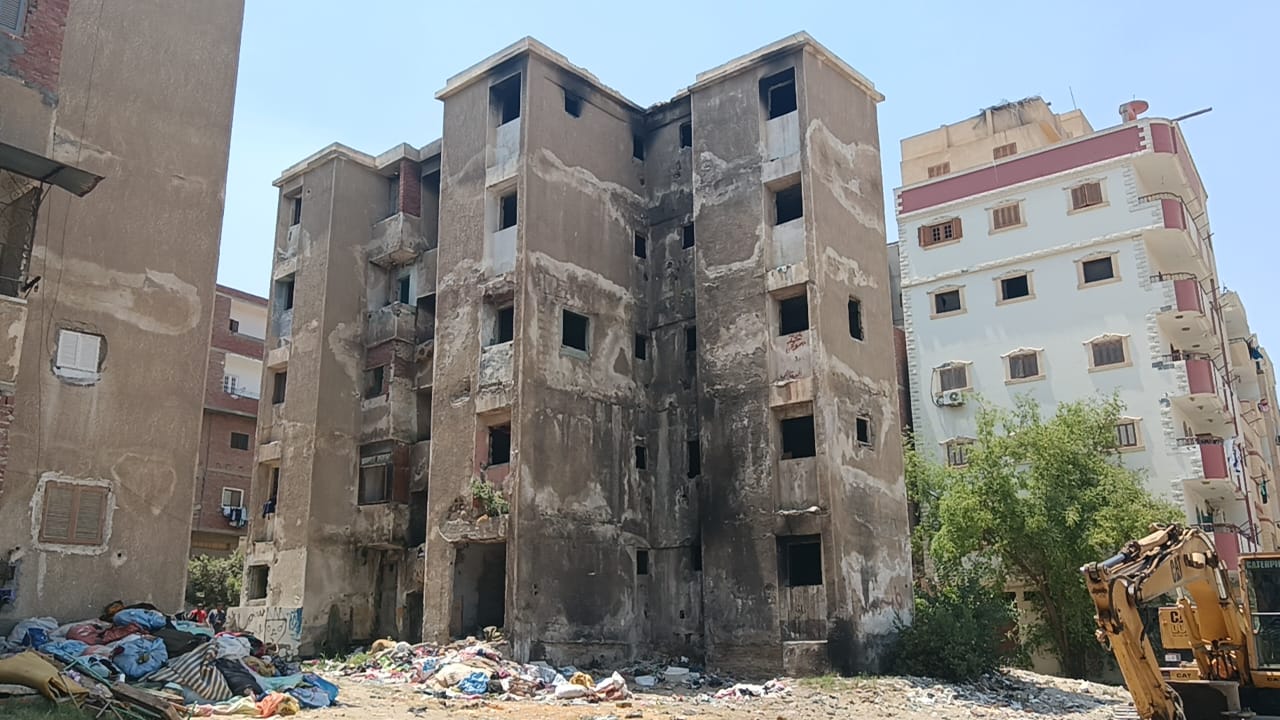 محافظ الإسماعيلية يتابع أعمال إزالة عمارة آيلة للسقوط