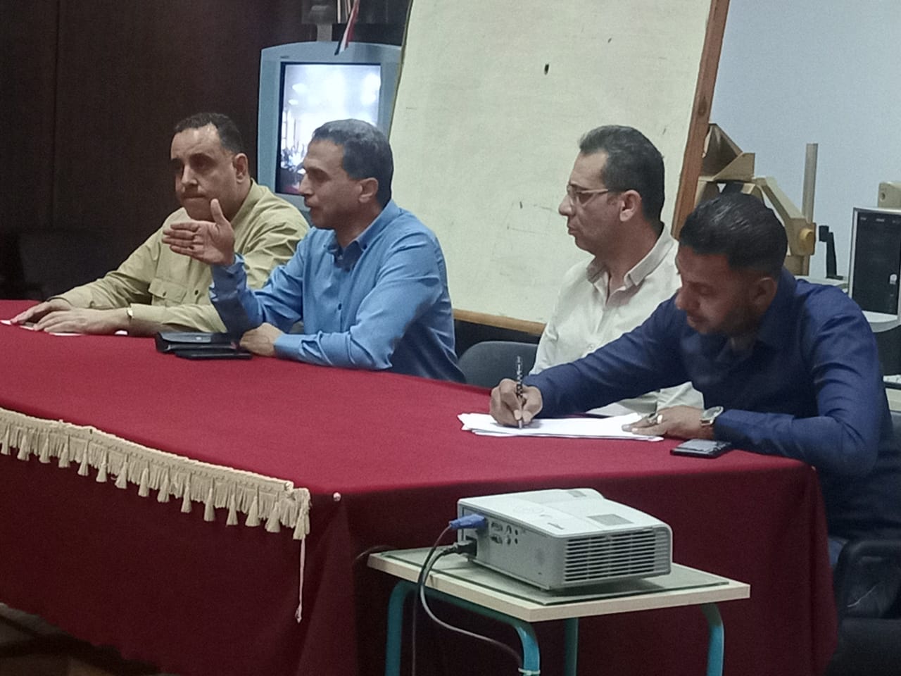 وكيل تعليم كفر الشيخ يعقد اجتماعا للتواصل بين غرف العمليات خلال امتحانات الثانوية العامة