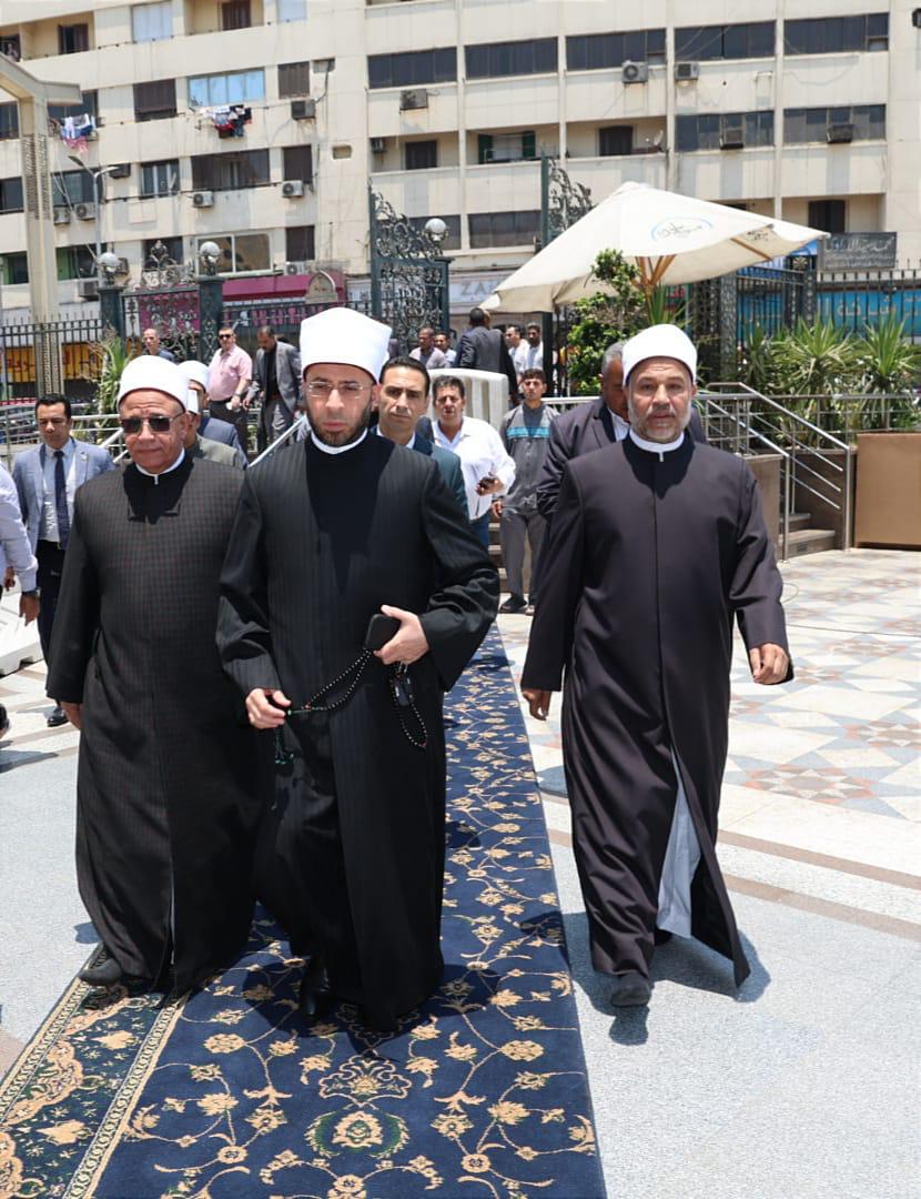 وزير الأوقاف يؤدي صلاة الجمعة بمسجد السيدة زينب