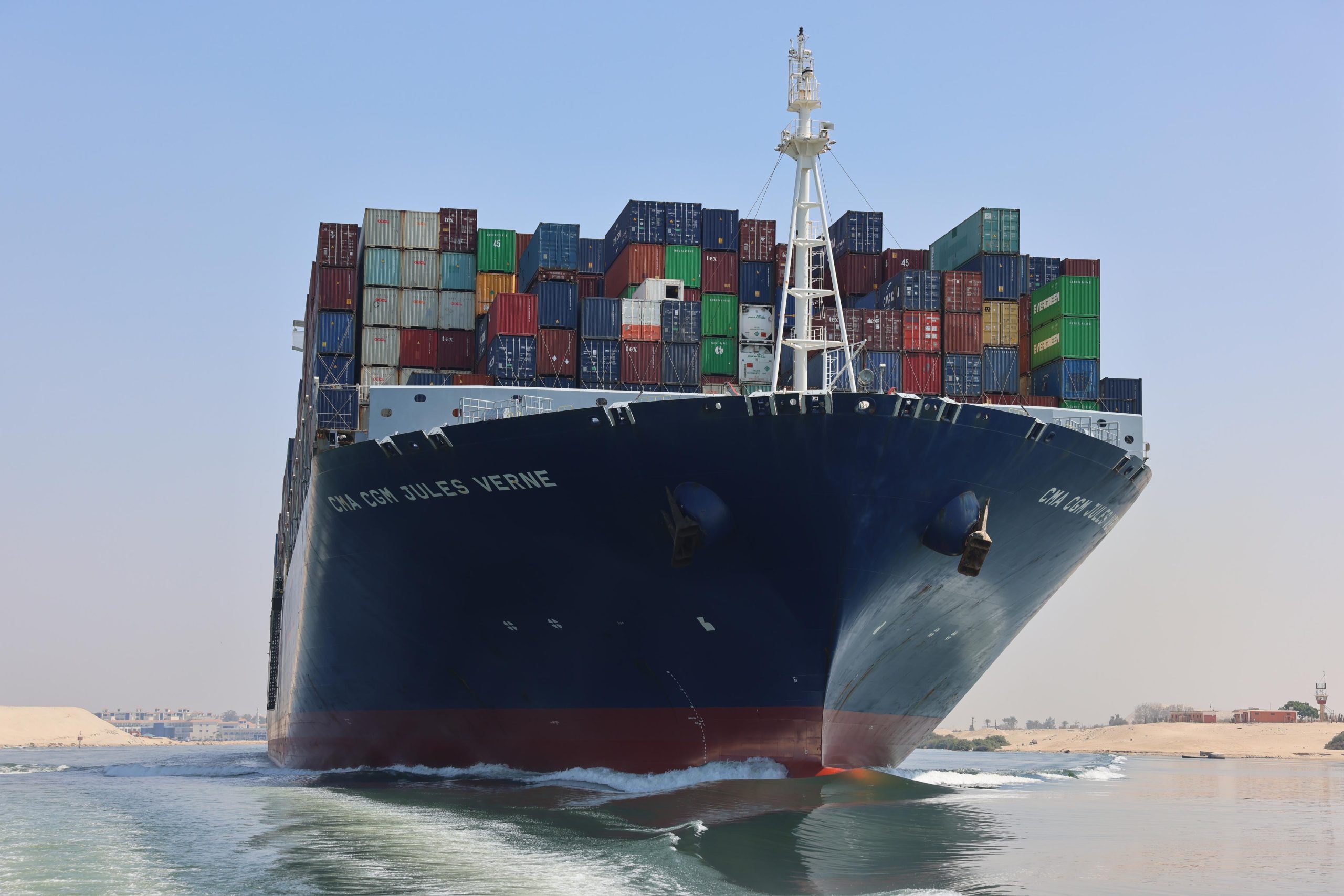 قناة السويس تشهد عبور سفينة الحاويات العملاقة CMA CGM JULES VERNE بحمولة 180 ألف طن