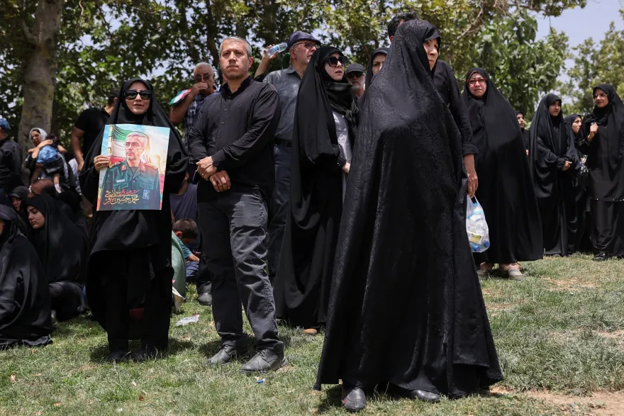 إيران تشيع القادة العسكريين والعلماء النوويين الذين قتلتهم إسرائيل
