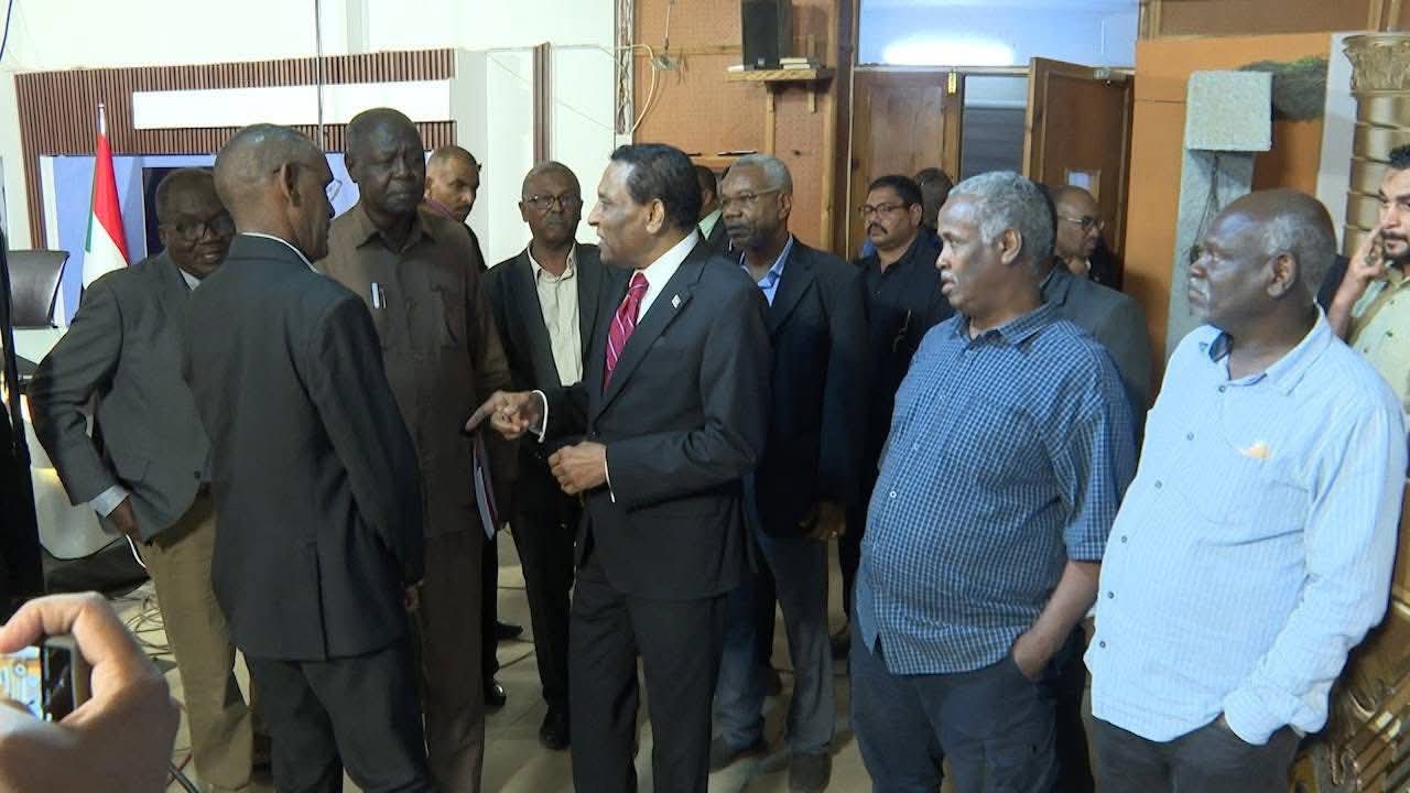 رئيس الوزراء السودانى يتفقد مقر التلفزيون ويؤكد إهتمام الحكومة بالمؤسسات الإعلامية القومية
