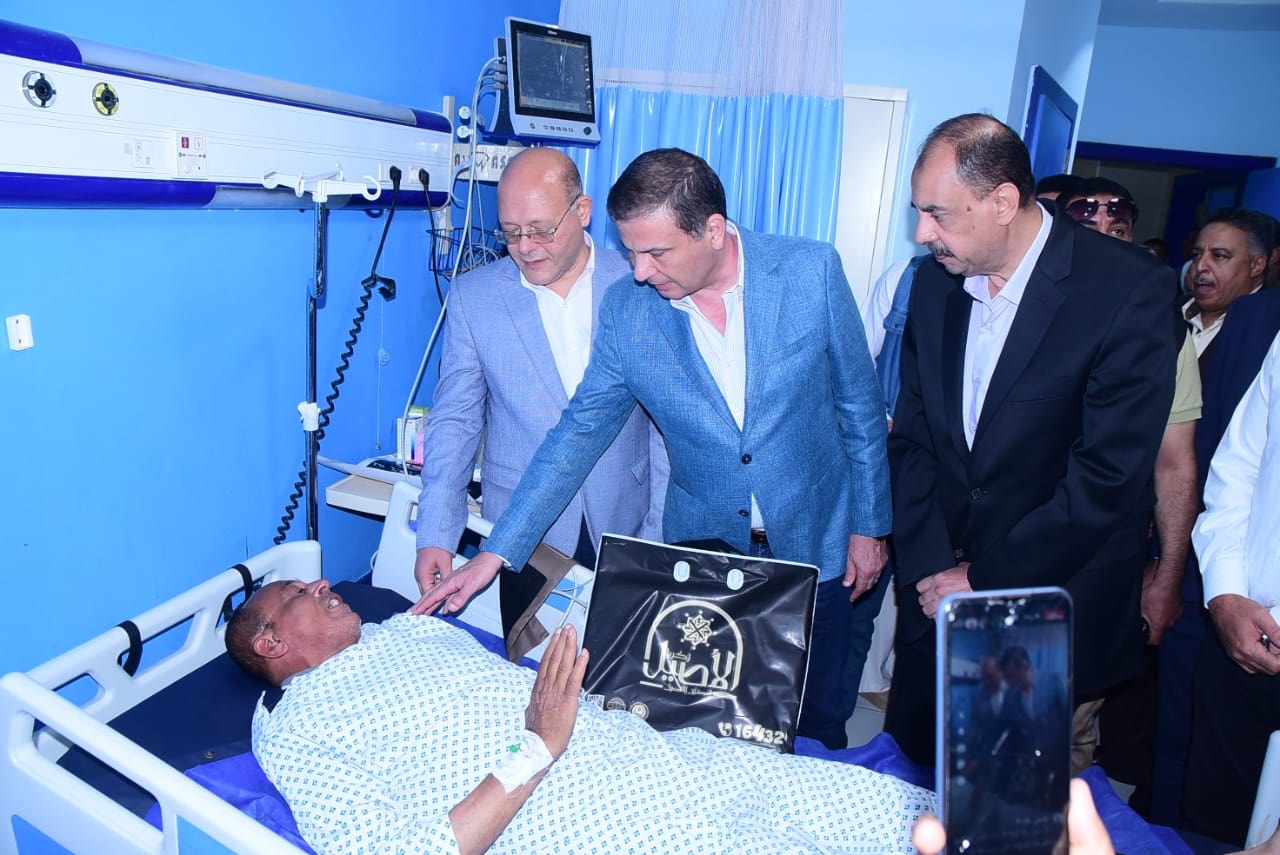 بالصور.. وزير الزراعة يزور مسئول حماية الأراضي المصاب بمستشفى سوهاج الجامعي