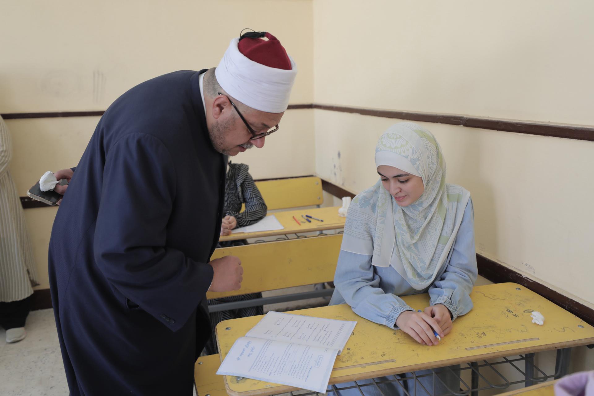 رئيس قطاع المعاهد الأزهرية يتفقّد لجنة امتحانات طلاب فلسطين ويحثّهم على الاجتهاد خدمة لدينهم ووطنهم‏