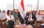 وزير العمل يستعرض مع وفد 