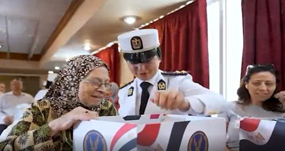 وزارة الداخلية تشارك كبار السن الاحتفال بعيد الأضحى وتقدم الهدايا لهم