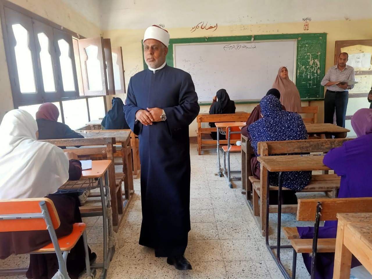 رئيس الإدارة المركزية لشئون التعليم يتابع أعمال امتحانات الثانوية الأزهرية بالفيوم