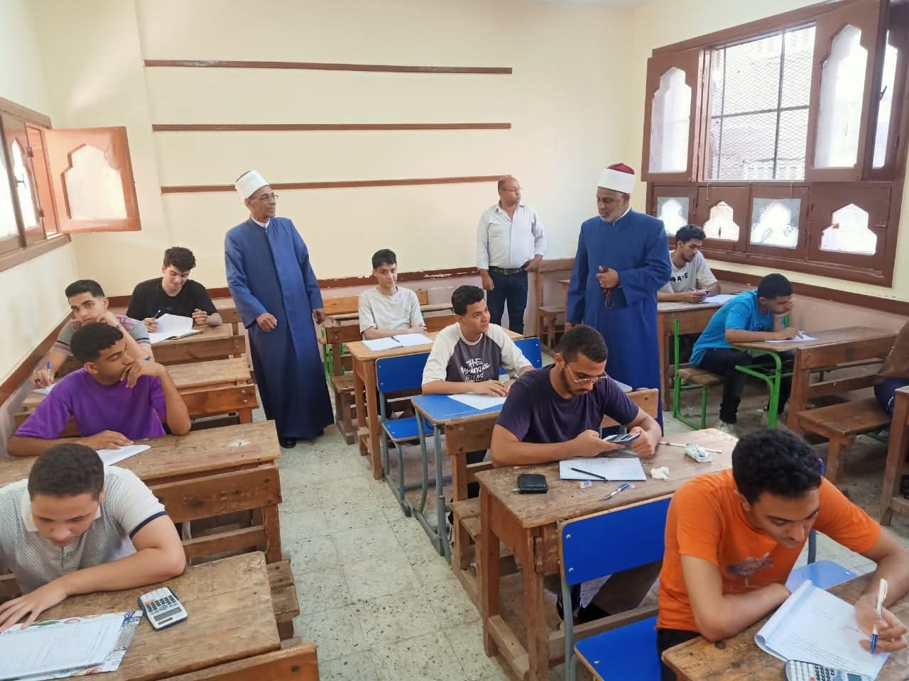 رئيس الإدارة المركزية لشؤون التعليم يتابع أعمال امتحانات الثانوية الأزهرية