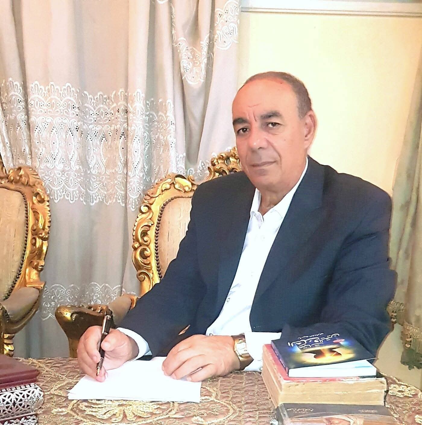 مأمون الشناوي يكتب.. توفيق عكاشة : من تزغيط البط إلى قراءة الفنجان !!