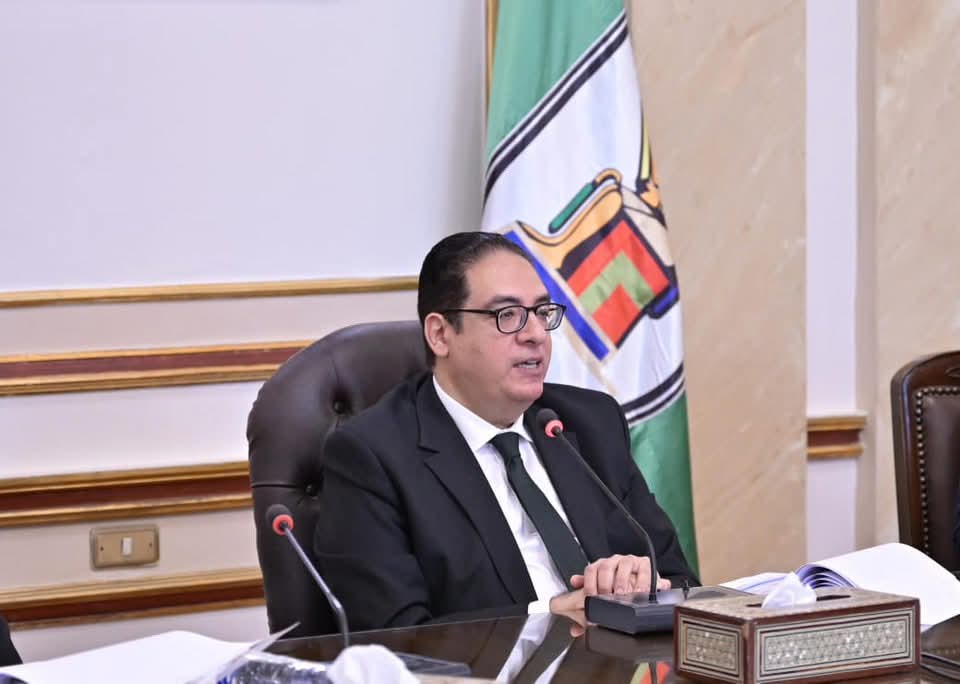 رئيس جامعة القاهرة يتابع تنفيذ المشروعات الجامعية