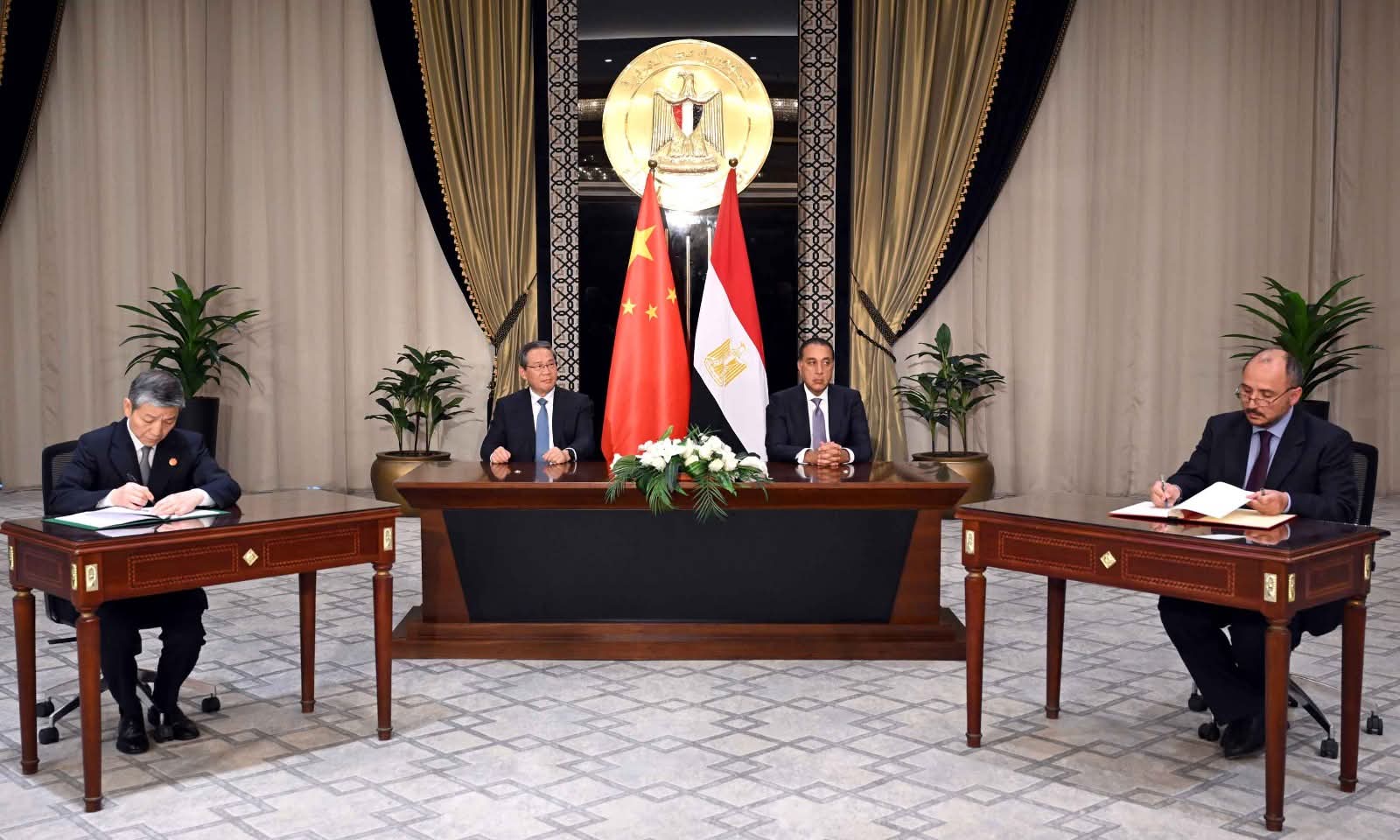 مدبولي ولي تشيانج يشهدان مراسم توقيع مجموعة وثائق لتعزيز التعاون المشترك بين مصر والصين