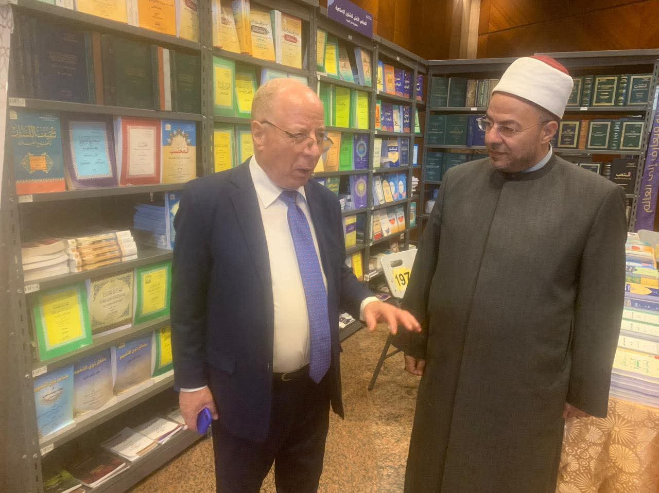 النمنم في زيارة لجناح المجلس الأعلى للشئون الإسلامية بمعرض الإسكندرية الدولي للكتاب