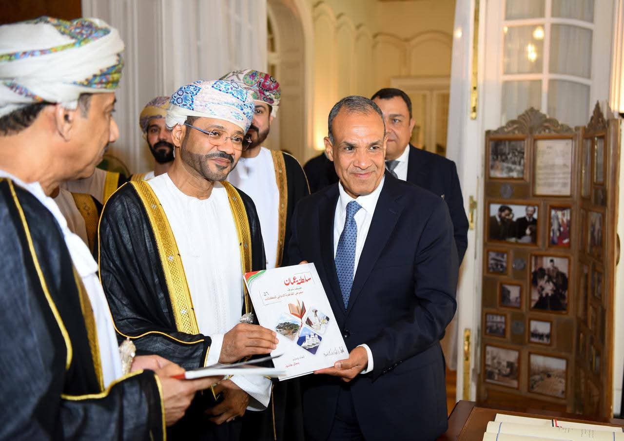 سلطنة عمان تصدرها كتابًا جديدًا يُوثّق مشاركتها المتميزة كضيف شرف بمعرض الكتاب