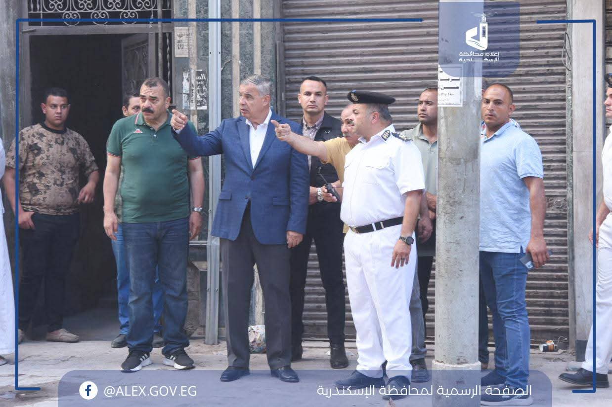 محافظ الإسكندرية يتابع تداعيات انهيار أجزاء من عقار بمنطقة العطارين