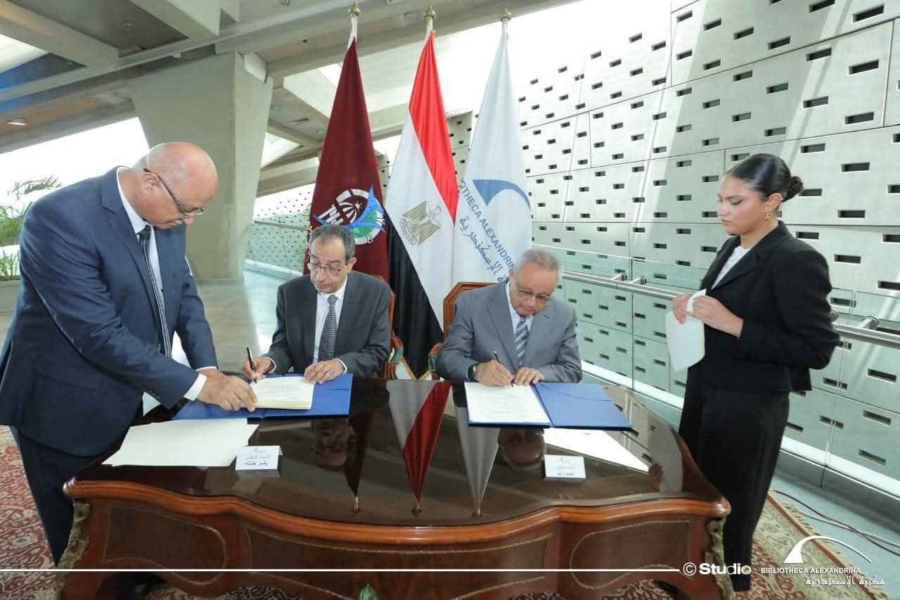 رئيس جامعة الفيوم يوقع اتفاقية تعاون مع مكتبة الإسكندرية