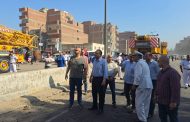 محافظ القليوبية يتابع تحرك كوبري مشاة بطوخ إثر اصطدام بلدوزر محمول على كسّاحة
