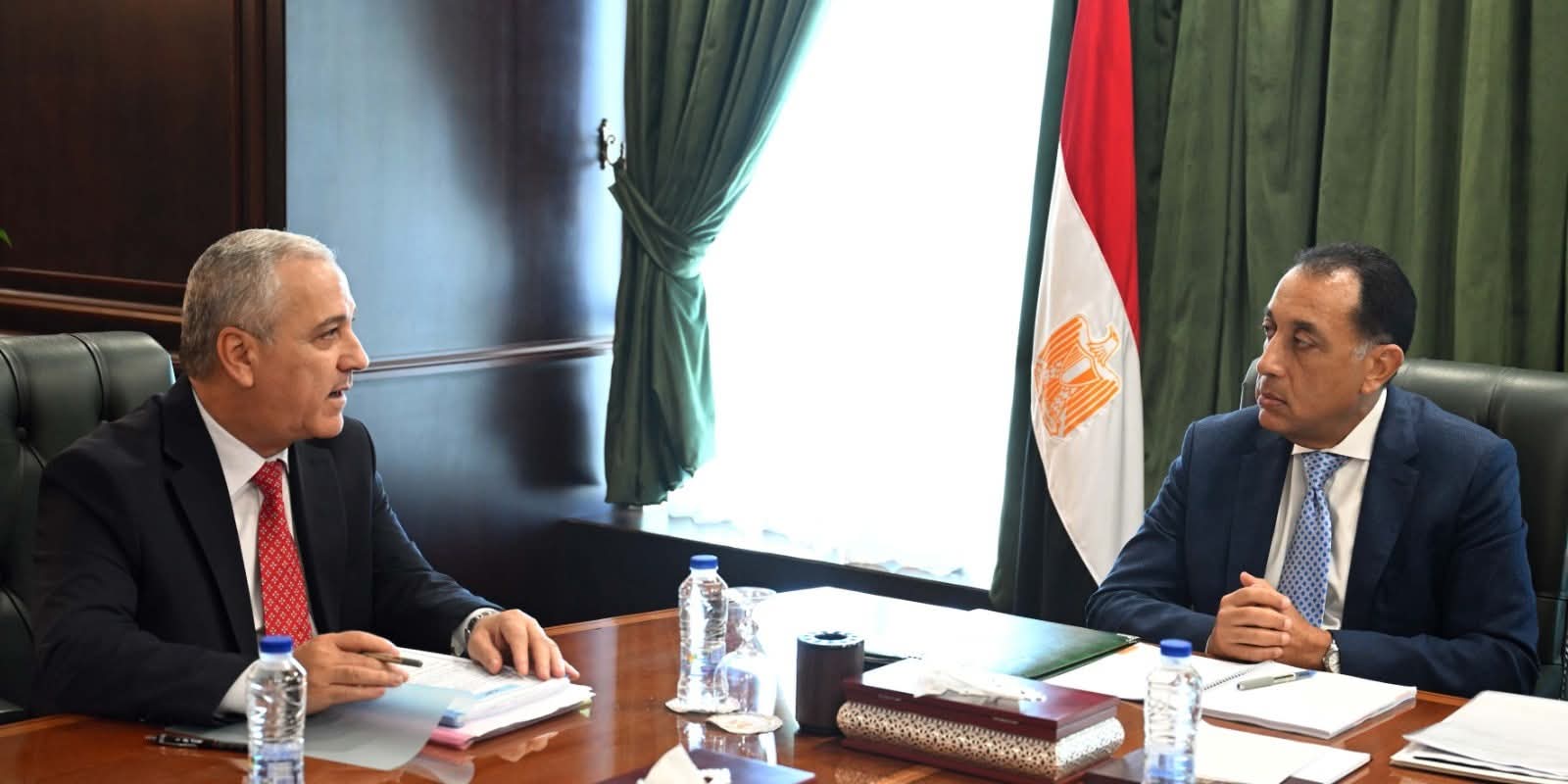 رئيس الوزراء يستعرض مع رئيس الهيئة الوطنية للصحافة عددا من الموضوعات