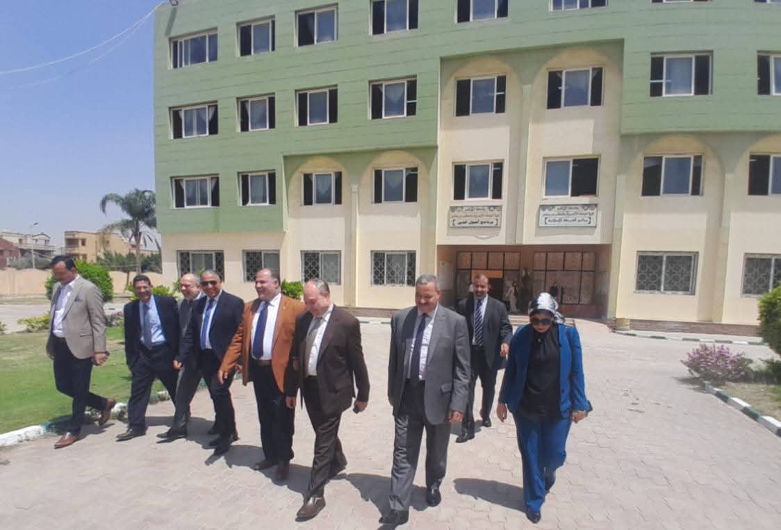 نائب رئيس جامعة الأزهر يتفقد اختبارات التأهيل التربوي بكلية البنات  بالعاشر من رمضان