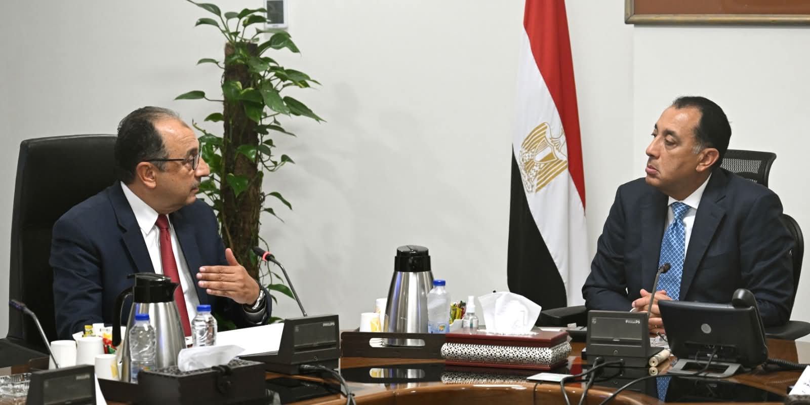 رئيس الوزراء يتابع مع وزير قطاع الأعمال العام عدداً من ملفات العمل