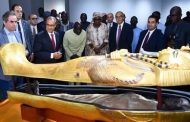 وزير الخارجية يهدي مستنسخًا لمومياء وتابوت الملك توت عنخ آمون إلى متحف الحضارات الإفريقية في داكار