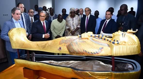 وزير الخارجية يهدي مستنسخًا لمومياء وتابوت الملك توت عنخ آمون إلى متحف الحضارات الإفريقية في داكار