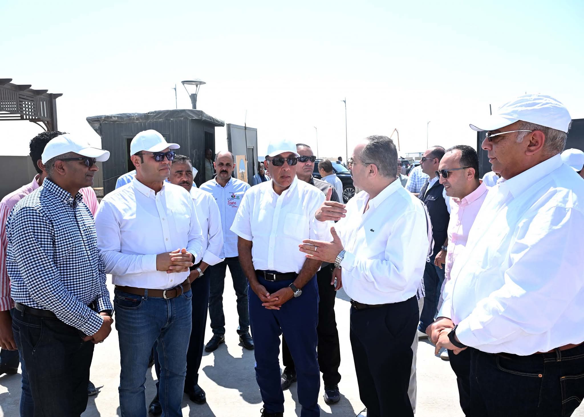 رئيس الوزراء يتفقد محطة التجارب البحثية لتحلية مياه البحر بمدينة العلمين الجديدة